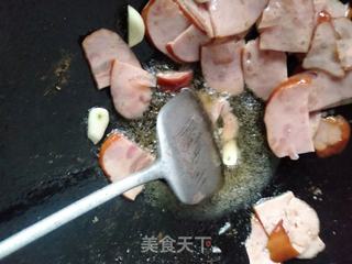 包菜炒肘肠的做法步骤：6