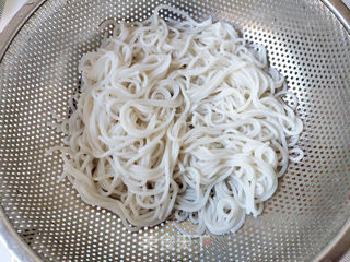 四季豆香菇肉丝炒粉的做法步骤:5