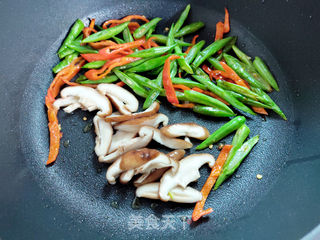 四季豆香菇肉丝炒粉的做法步骤:7