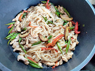 四季豆香菇肉丝炒粉的做法步骤:10