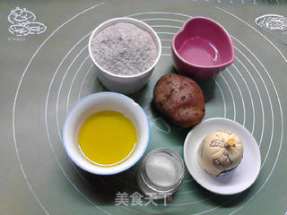 德式火腿夹心黑全麦土豆华夫饼的做法步骤：1