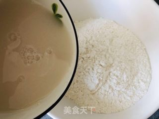 味美多汁的大肉包的做法步骤：2