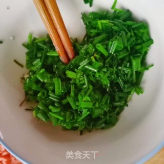 火腿肠葱花扭扭卷的做法步骤:2