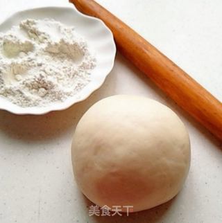 火腿肠葱花扭扭卷的做法步骤:3