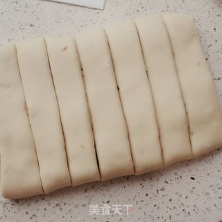 火腿肠葱花扭扭卷的做法步骤:7