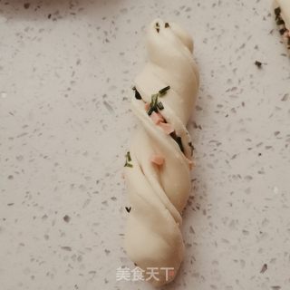 火腿肠葱花扭扭卷的做法步骤:8