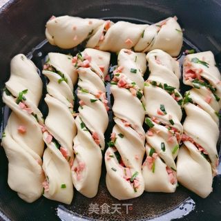 火腿肠葱花扭扭卷的做法步骤:9