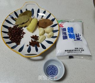 五香盐炒花生米的做法步骤:2
