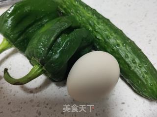 黄瓜青椒炒鸡蛋的做法步骤：1