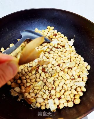 五香盐炒花生米的做法步骤:11