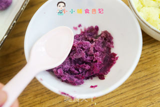 8个月以上辅食仿真宝宝版蛋黄酥的做法步骤:5