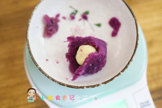 8个月以上辅食仿真宝宝版蛋黄酥的做法步骤:6
