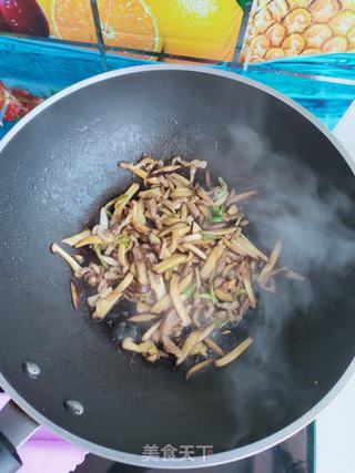 香菇肉丝炒面的做法步骤:9