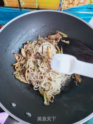 香菇肉丝炒面的做法步骤:11