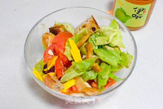 鸡肉沙拉配伊听果酒的做法步骤:7