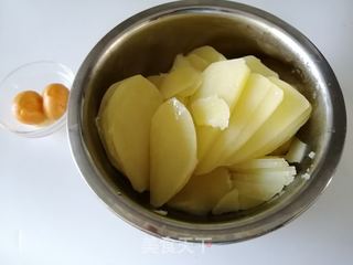 咔吱咔吱咸蛋黄薯片的做法步骤:4
