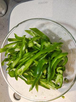 冬季暖胃汤面-青椒肉丝面的做法步骤:2
