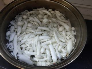 白玉菇炒鸡蛋的做法步骤:2