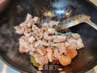 土豆炖牛腩的做法步骤:7