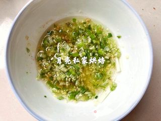 不用烫面也能做出柔软多层的葱油饼的做法步骤：1