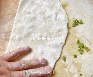 不用烫面也能做出柔软多层的葱油饼的做法步骤：5