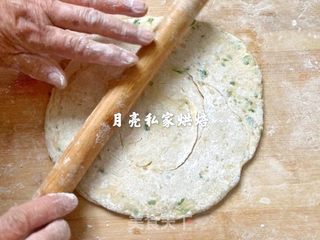 不用烫面也能做出柔软多层的葱油饼的做法步骤：7