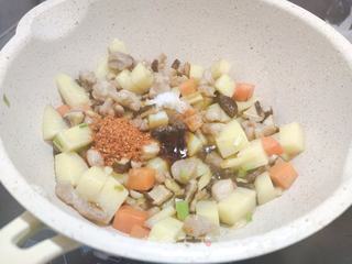 家常炒菜-辣炒土豆鸡丁的做法步骤:7