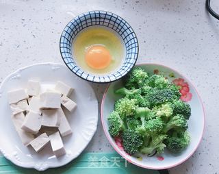 西兰花豆腐蛋汤的做法步骤：1