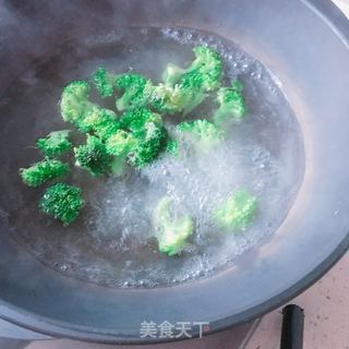 西兰花豆腐蛋汤的做法步骤：2