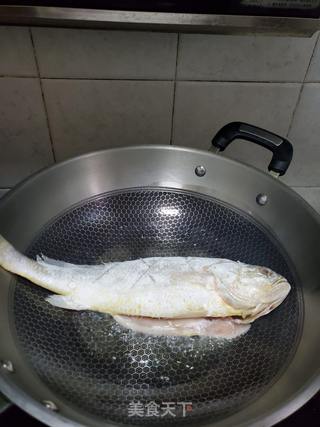 酸菜炖黄花鱼的做法步骤:4