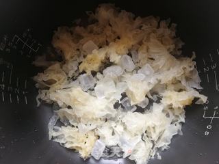 冰糖炖银耳的做法步骤：3