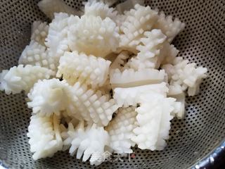 鲜鱿北极贝炒木耳的做法步骤:2