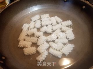 鲜鱿北极贝炒木耳的做法步骤:3