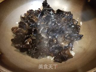 鲜鱿北极贝炒木耳的做法步骤:9