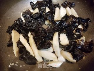 鲜鱿北极贝炒木耳的做法步骤:10