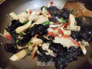 鲜鱿北极贝炒木耳的做法步骤:12