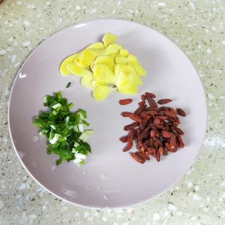 鲫鱼萝卜汤的做法步骤:3