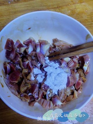 辣子鸡胗的做法步骤:2