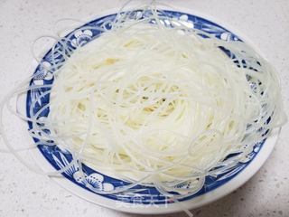 凉拌米线的做法步骤:2