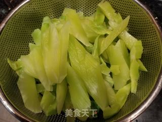 腊肠炒莴笋的做法步骤：3