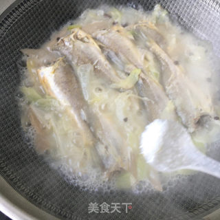 泡菜白菜炖小黄鱼的做法步骤：9