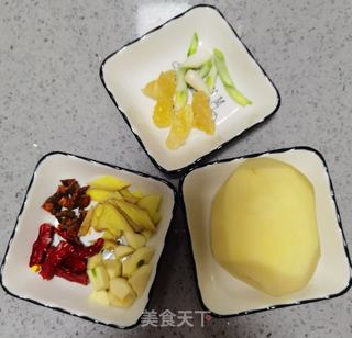 土豆烧鸡腿的做法步骤：3