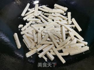 蒜香白干的做法步骤：2