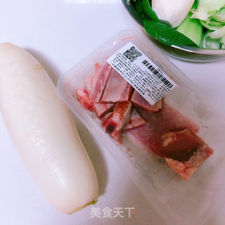 子排炖萝卜的做法步骤：1
