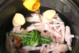 小龙虾调味料版卤鸡爪的做法步骤:2