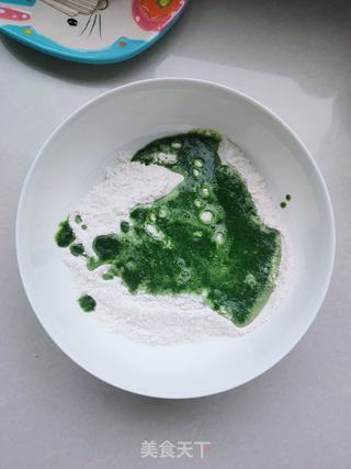 大虾、菠菜手擀面的做法步骤:3