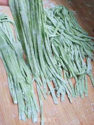 大虾、菠菜手擀面的做法步骤:6