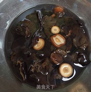 木耳香菇辣炖煎豆腐的做法步骤：1