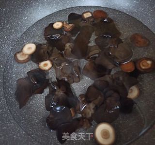 木耳香菇辣炖煎豆腐的做法步骤：2