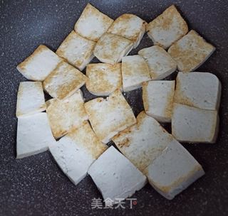 木耳香菇辣炖煎豆腐的做法步骤:3